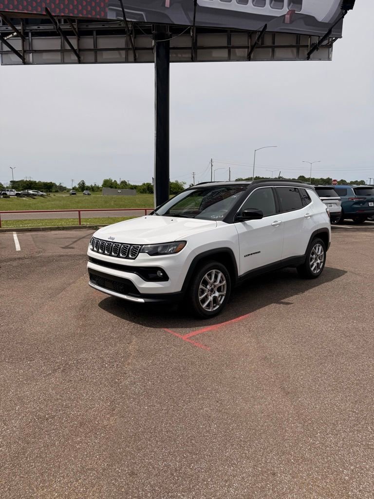 Used 2025 Jeep Compass Limited AWD/4WD image 2