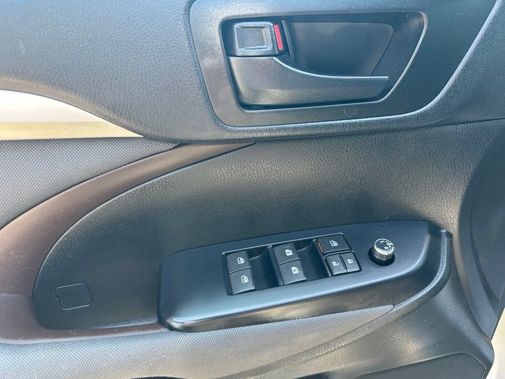 Used 2019 Toyota Highlander LE AWD/4WD image 14