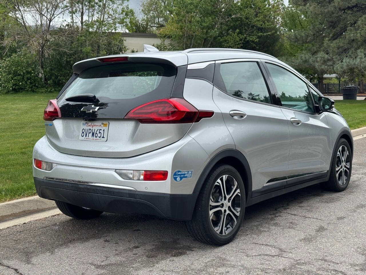 Used 2021 Chevrolet Bolt Premier w/ Infotainment Package FWD image 7