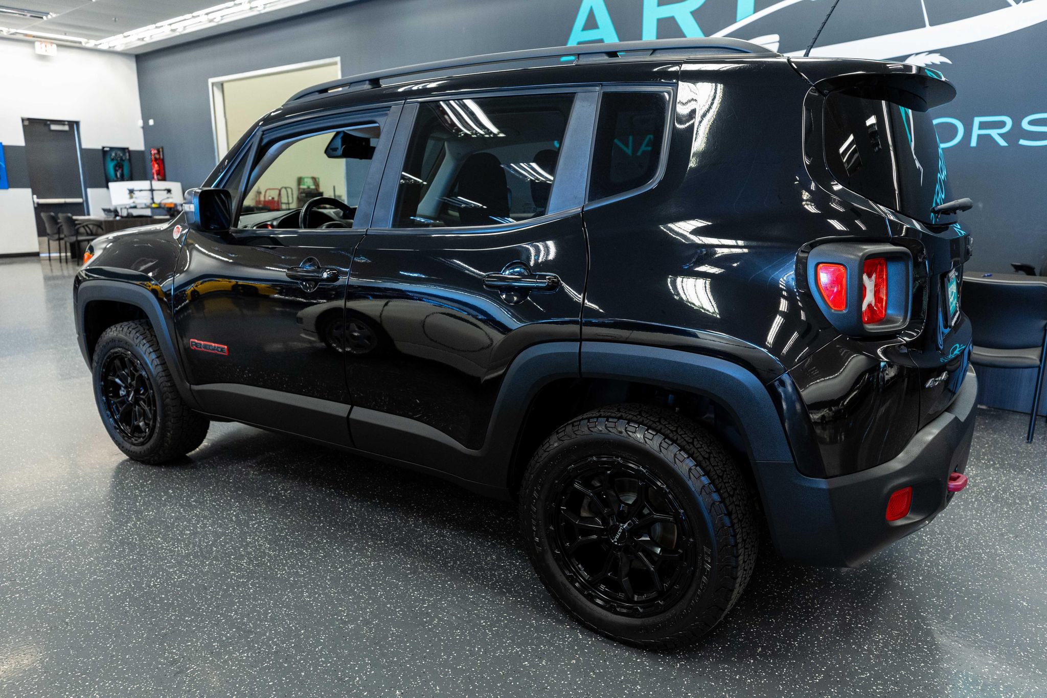 Used 2019 Jeep Renegade Trailhawk w/ Cold Weather Group II AWD/4WD image 9