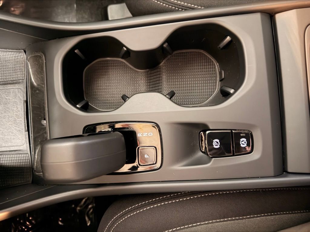 Used 2024 Volvo XC40 B5 Core image 14