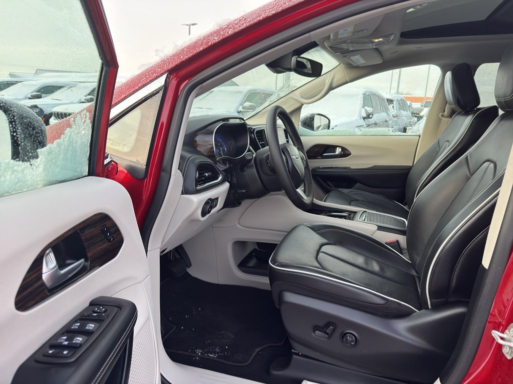 Used 2024 Chrysler Pacifica Limited image 10