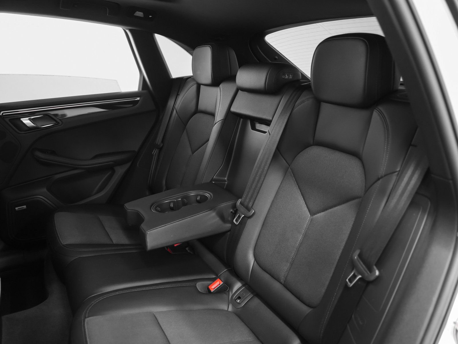 Certified 2022 Porsche Macan image 36