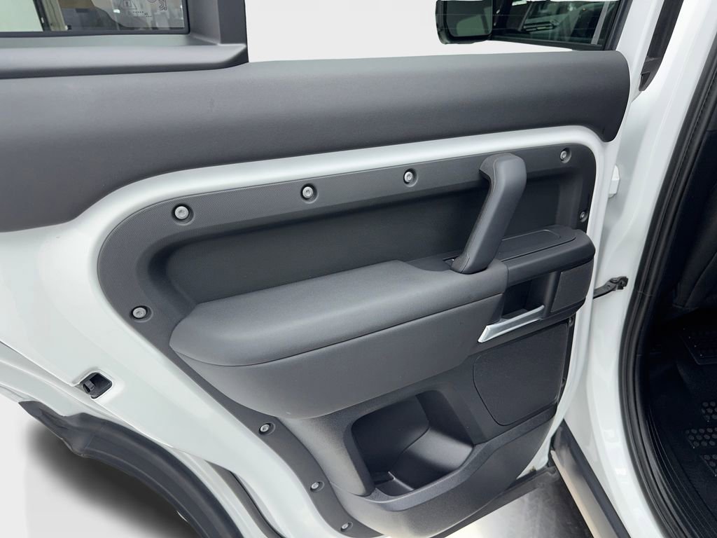 Used 2025 Land Rover Defender 110 S image 44