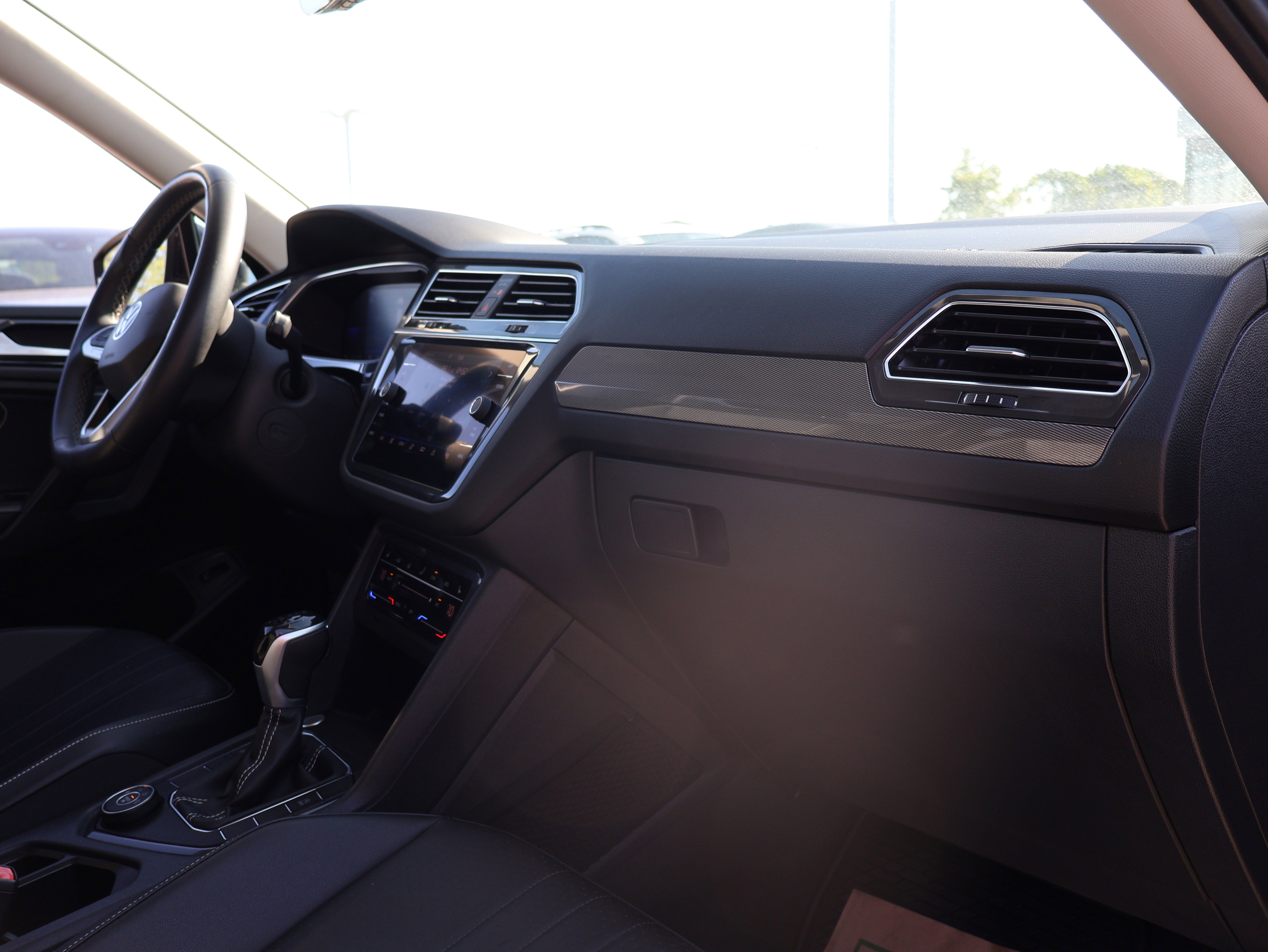 Used 2022 Volkswagen Tiguan SE w/ Panoramic Sunroof Package AWD/4WD image 9