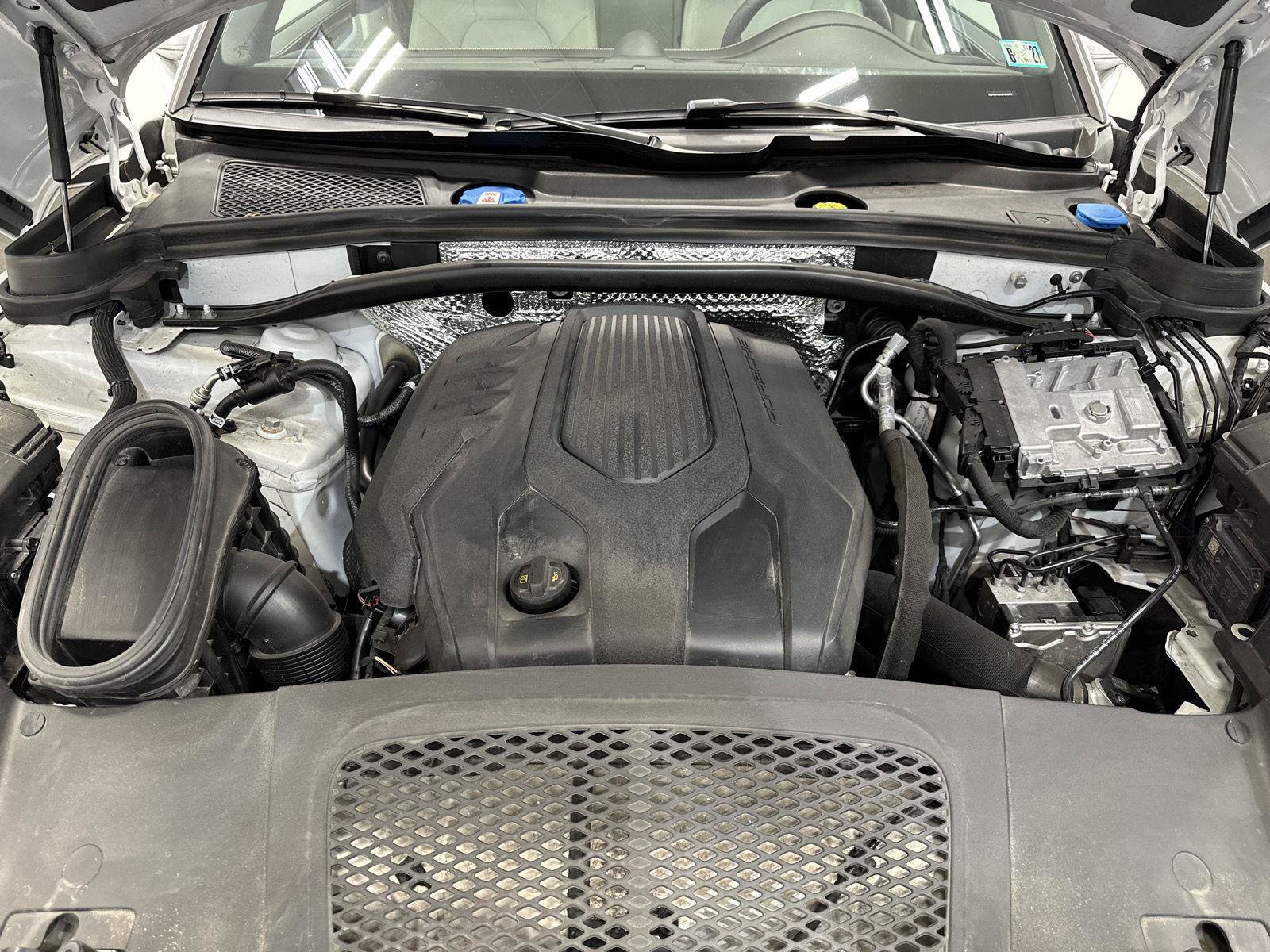 Certified 2023 Porsche Macan AWD/4WD image 45