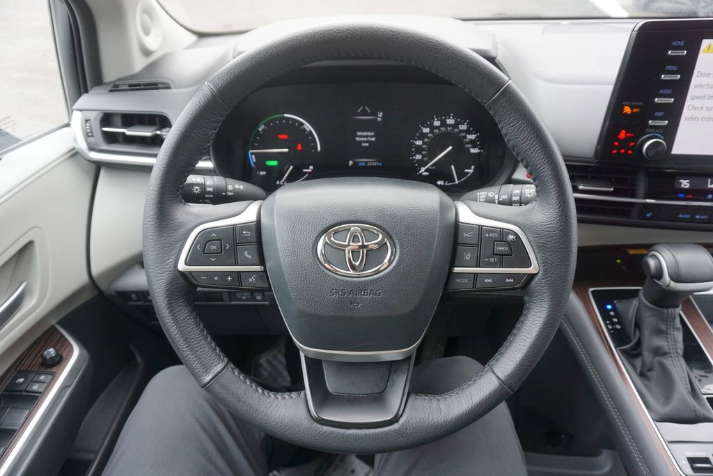 Used 2024 Toyota Sienna XLE w/ XLE Plus Package image 3