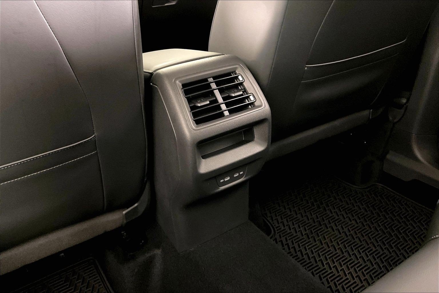 Used 2025 Volkswagen Tiguan SE AWD/4WD image 34