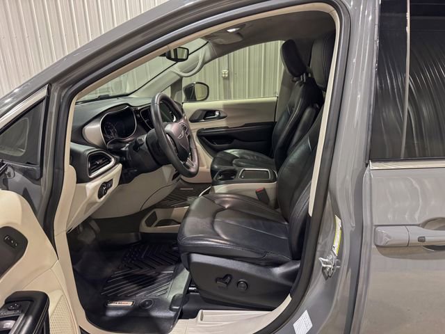 Used 2022 Chrysler Pacifica Touring-L image 12