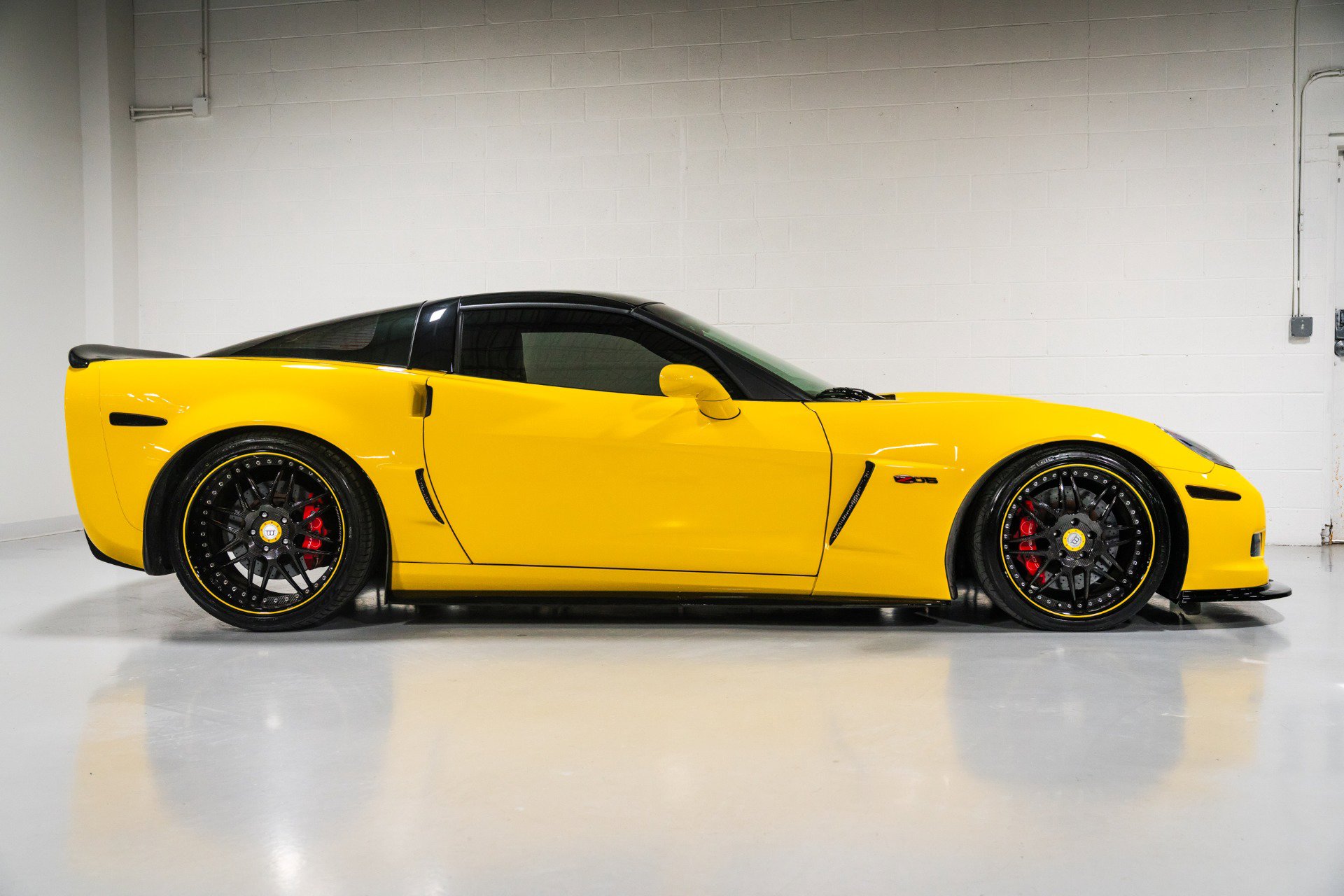 Used 2006 Chevrolet Corvette Z06 w/ Preferred Equipment Group image 2