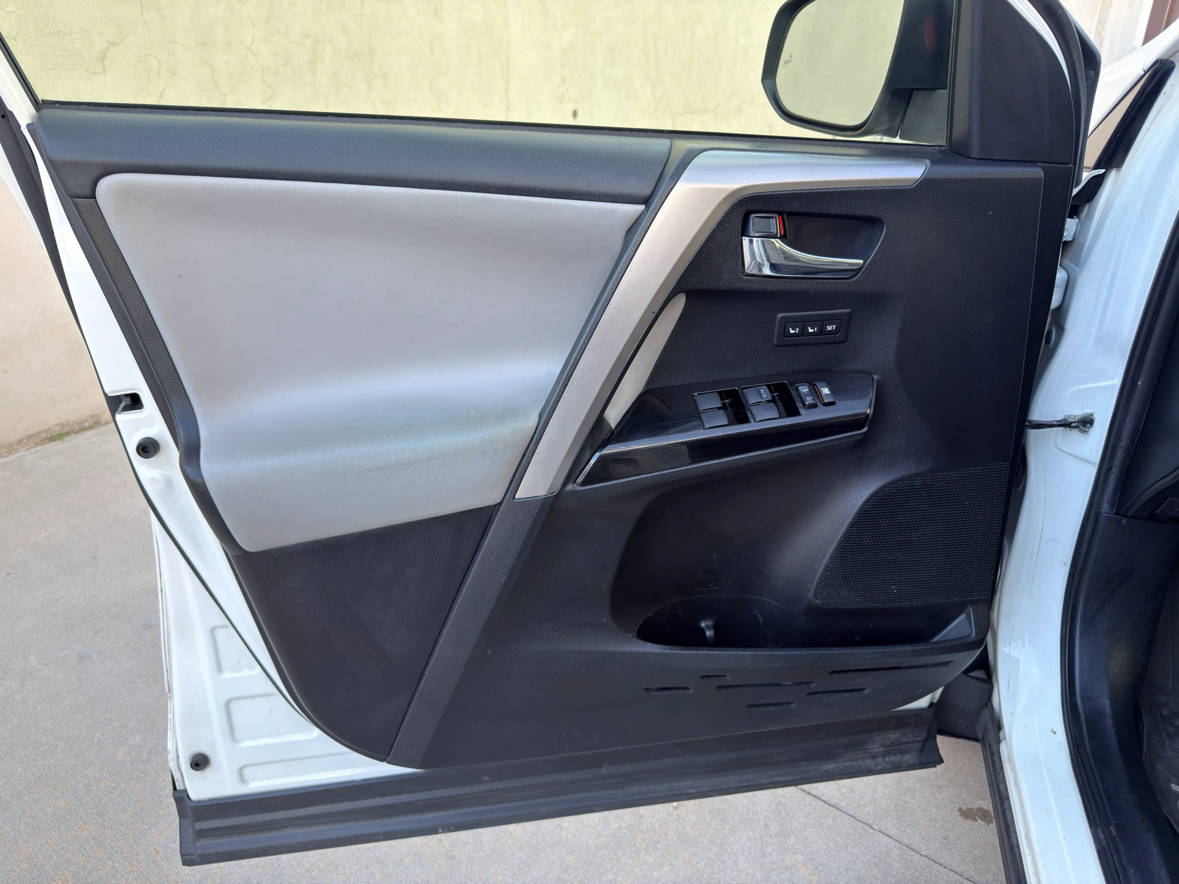 Used 2018 Toyota RAV4 Limited w/ Protection Package image 26