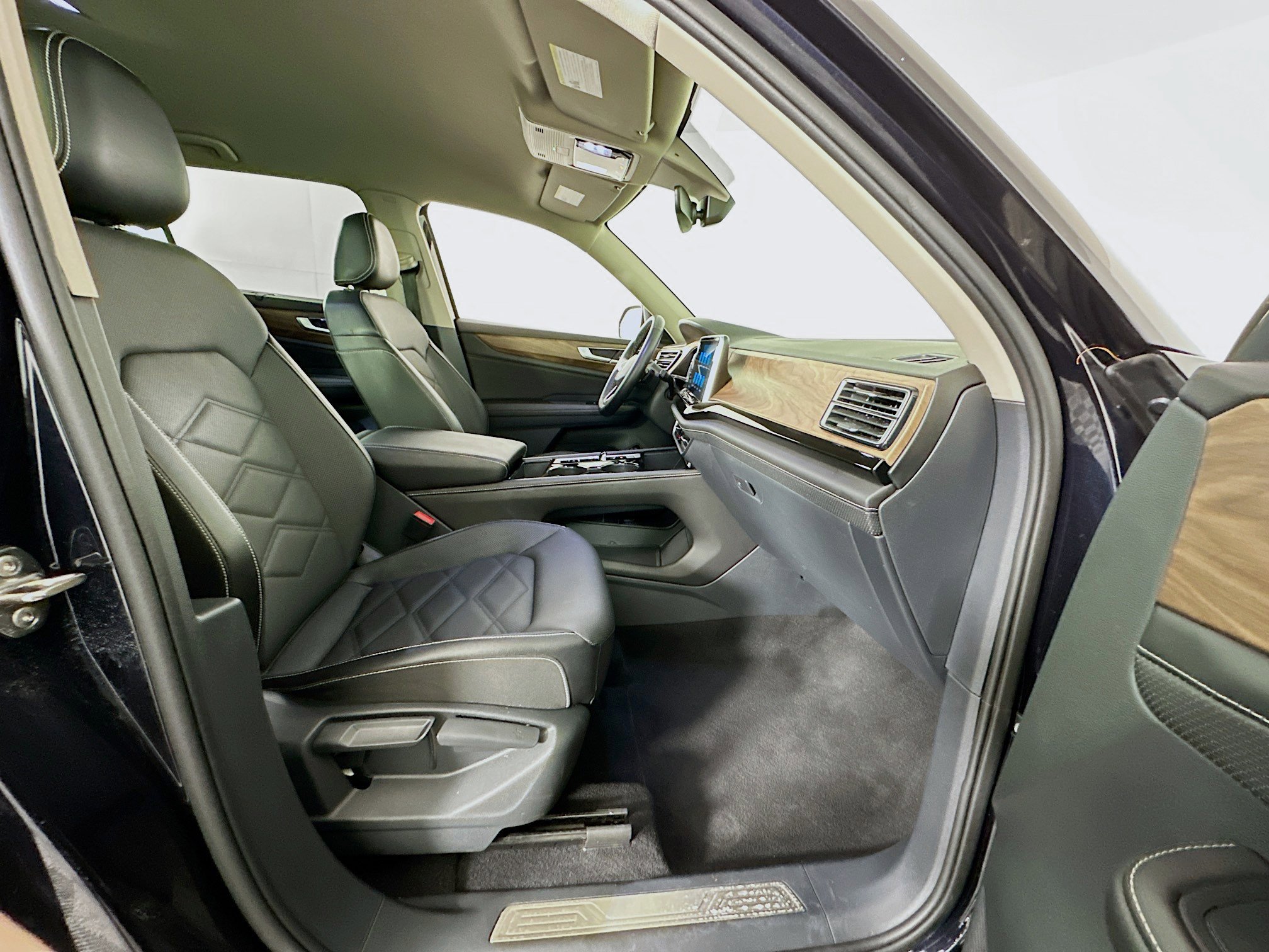 Used 2025 Volkswagen Atlas SE image 32