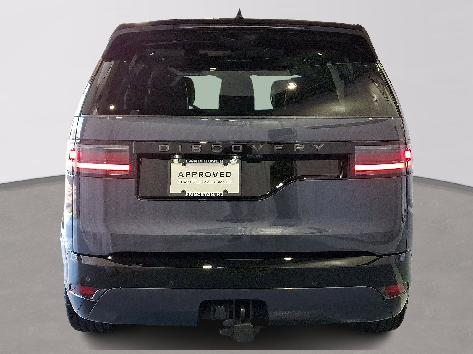 Certified 2025 Land Rover Discovery Dynamic SE image 3