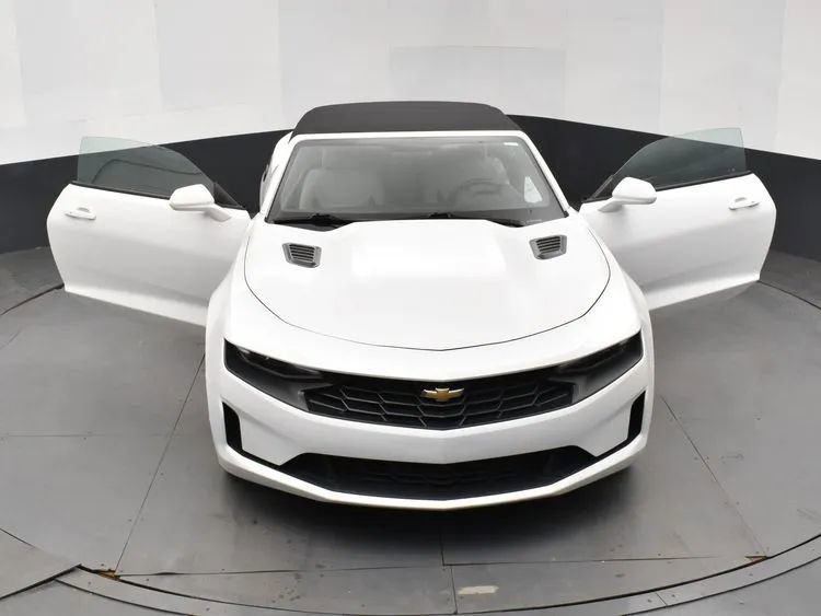 Used 2023 Chevrolet Camaro LT RWD image 9