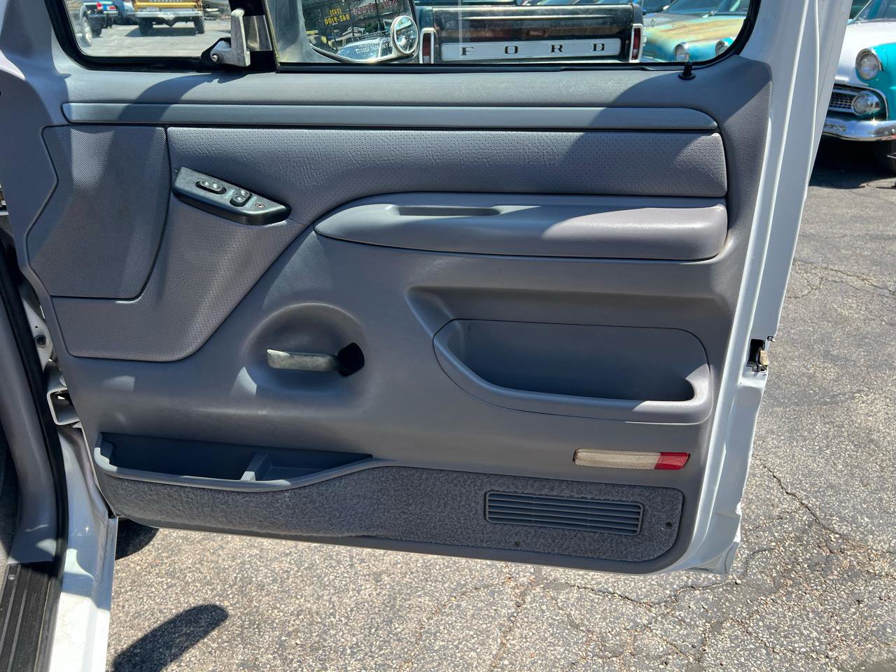 Used 1994 Ford Bronco XLT AWD/4WD image 18