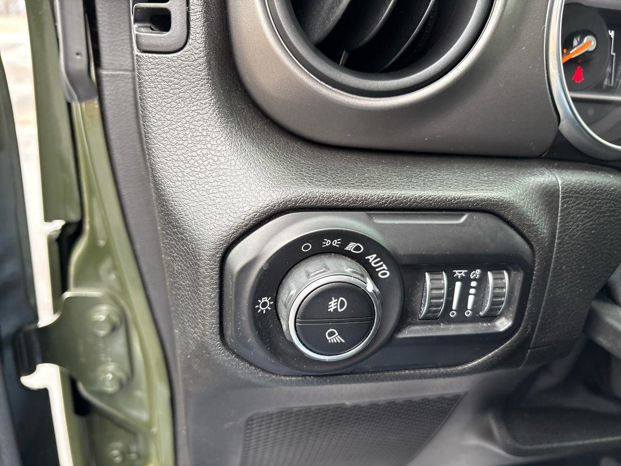 Used 2021 Jeep Gladiator Sport image 18