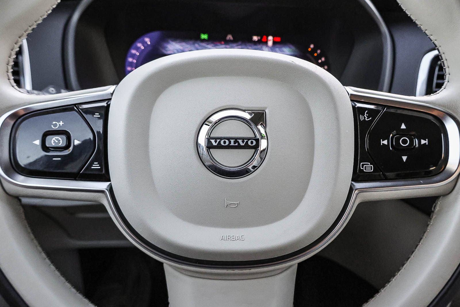 Used 2024 Volvo XC90 B6 Plus AWD/4WD image 33