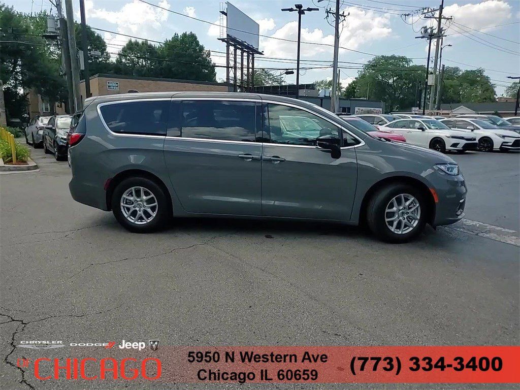 New 2025 Chrysler Pacifica Select FWD image 4