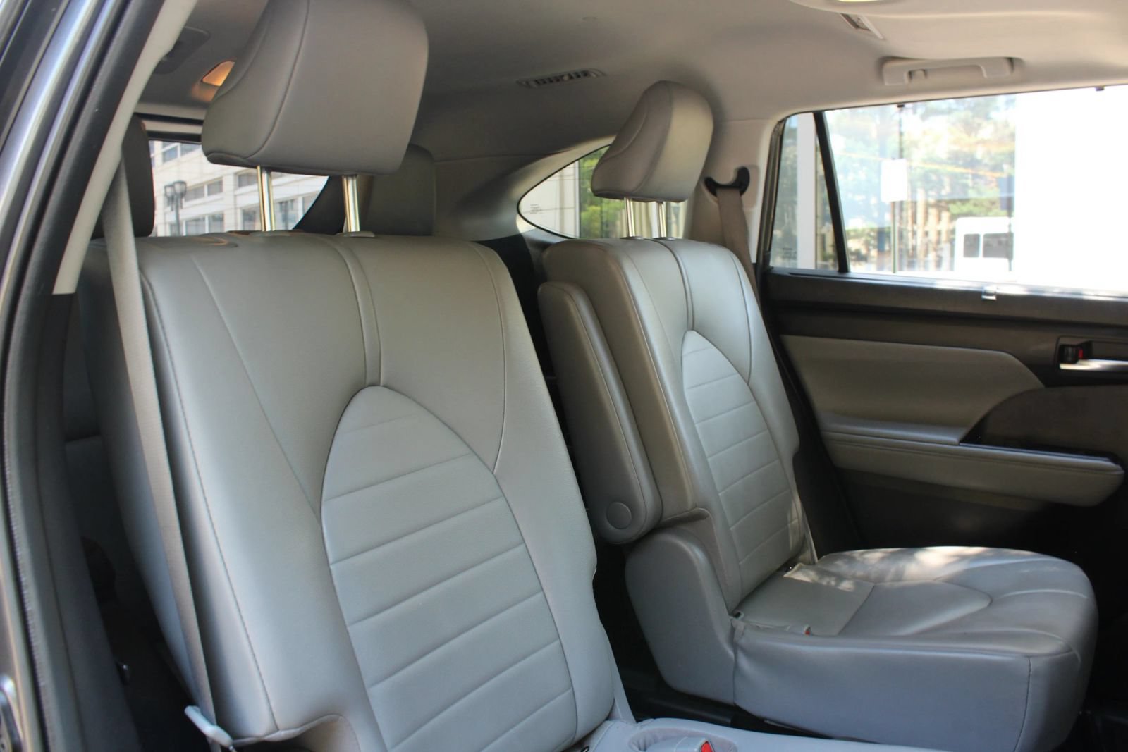 Used 2021 Toyota Highlander XLE AWD/4WD image 23