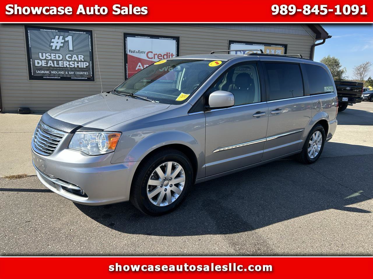Used 2016 Chrysler Town & Country Touring FWD image 1