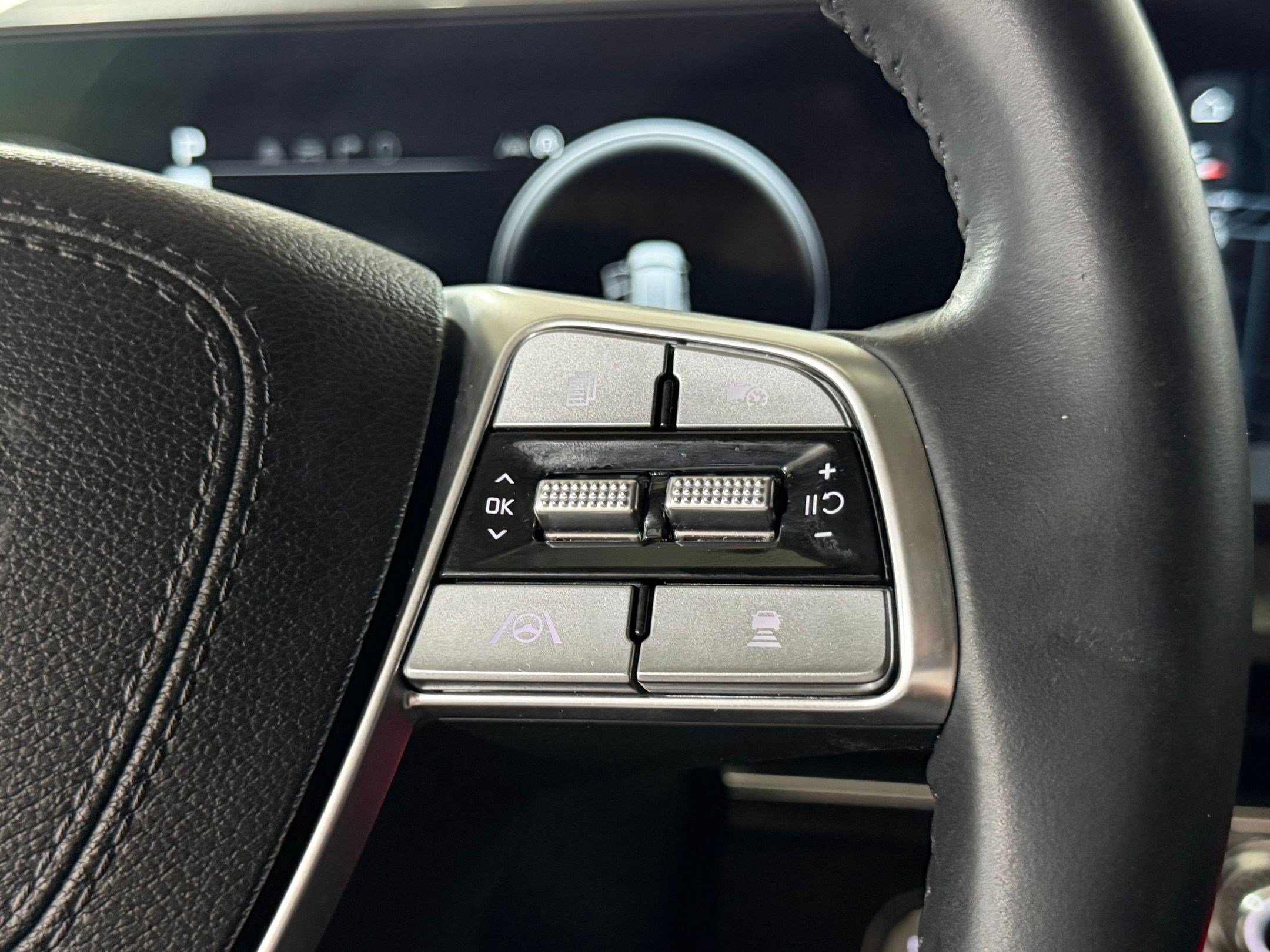 Used 2024 Kia Telluride SX w/ Towing Package FWD image 13