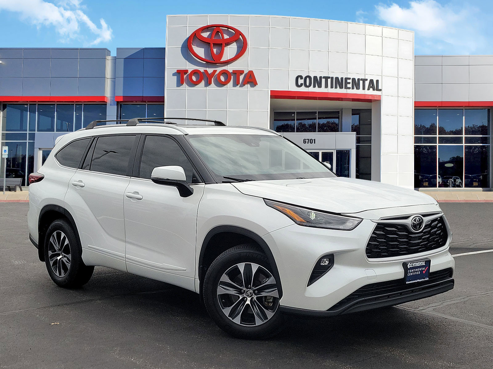 Certified 2025 Toyota Highlander XLE image 2