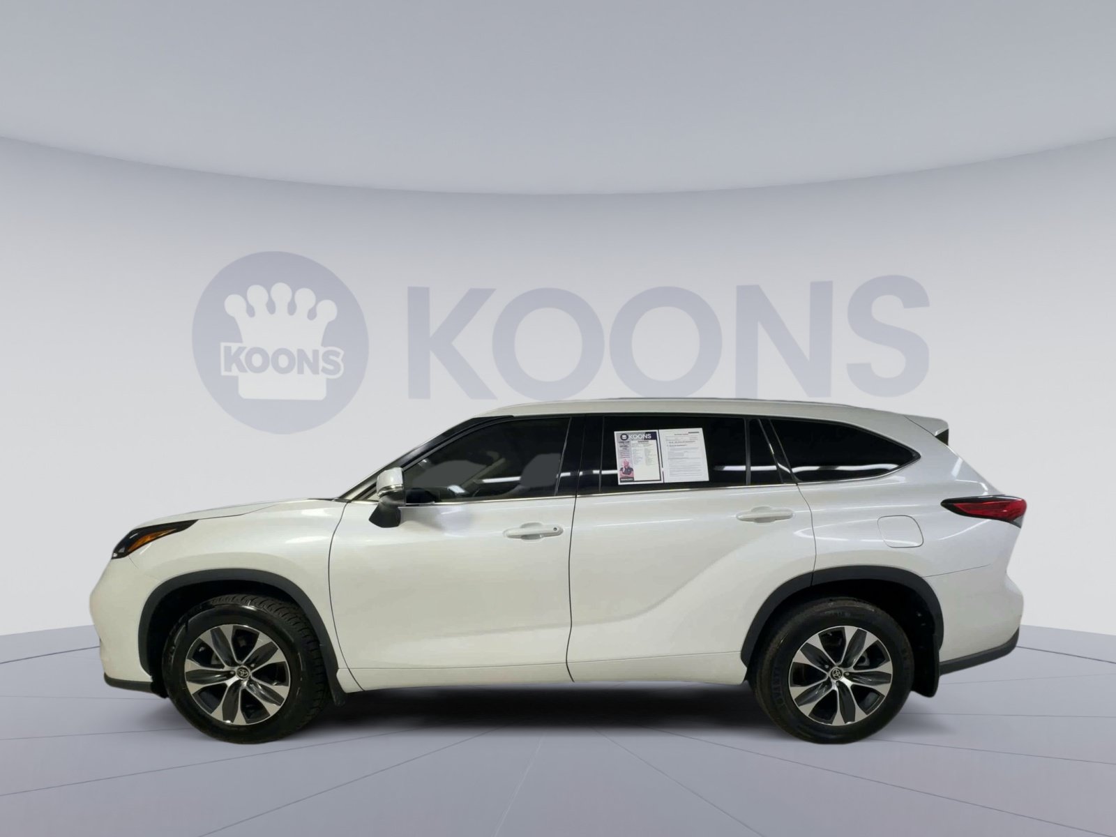 Used 2022 Toyota Highlander XLE AWD/4WD image 7