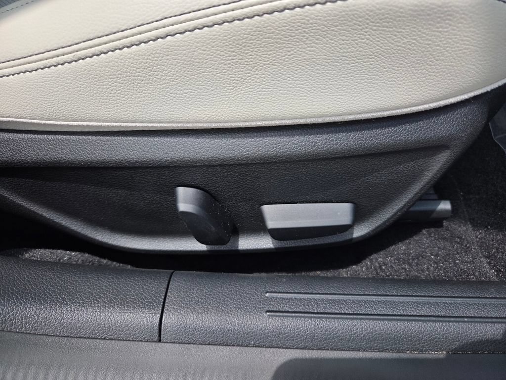 Used 2025 Genesis G70 2.5T RWD image 15