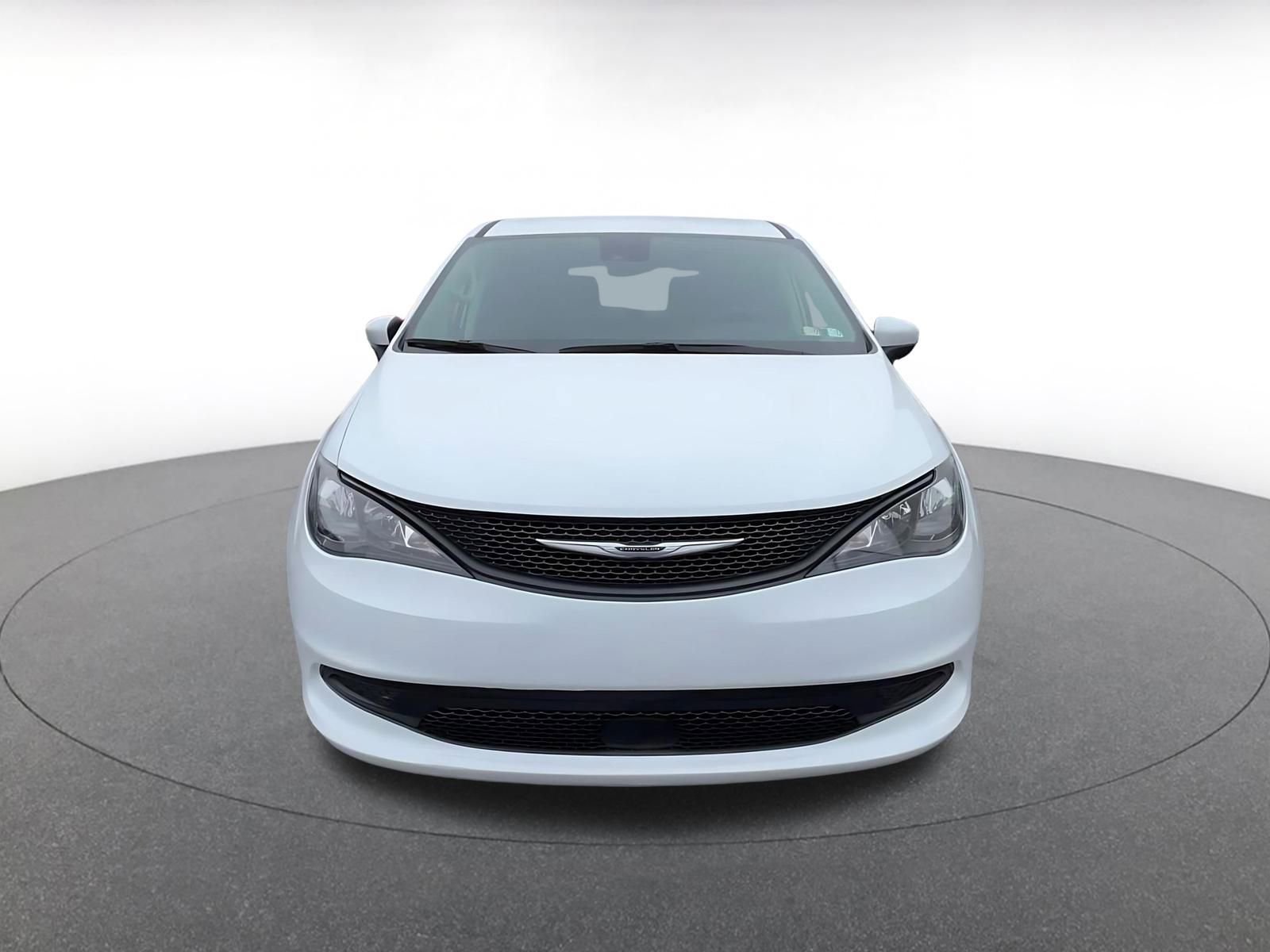 Used 2023 Chrysler Voyager LX image 5