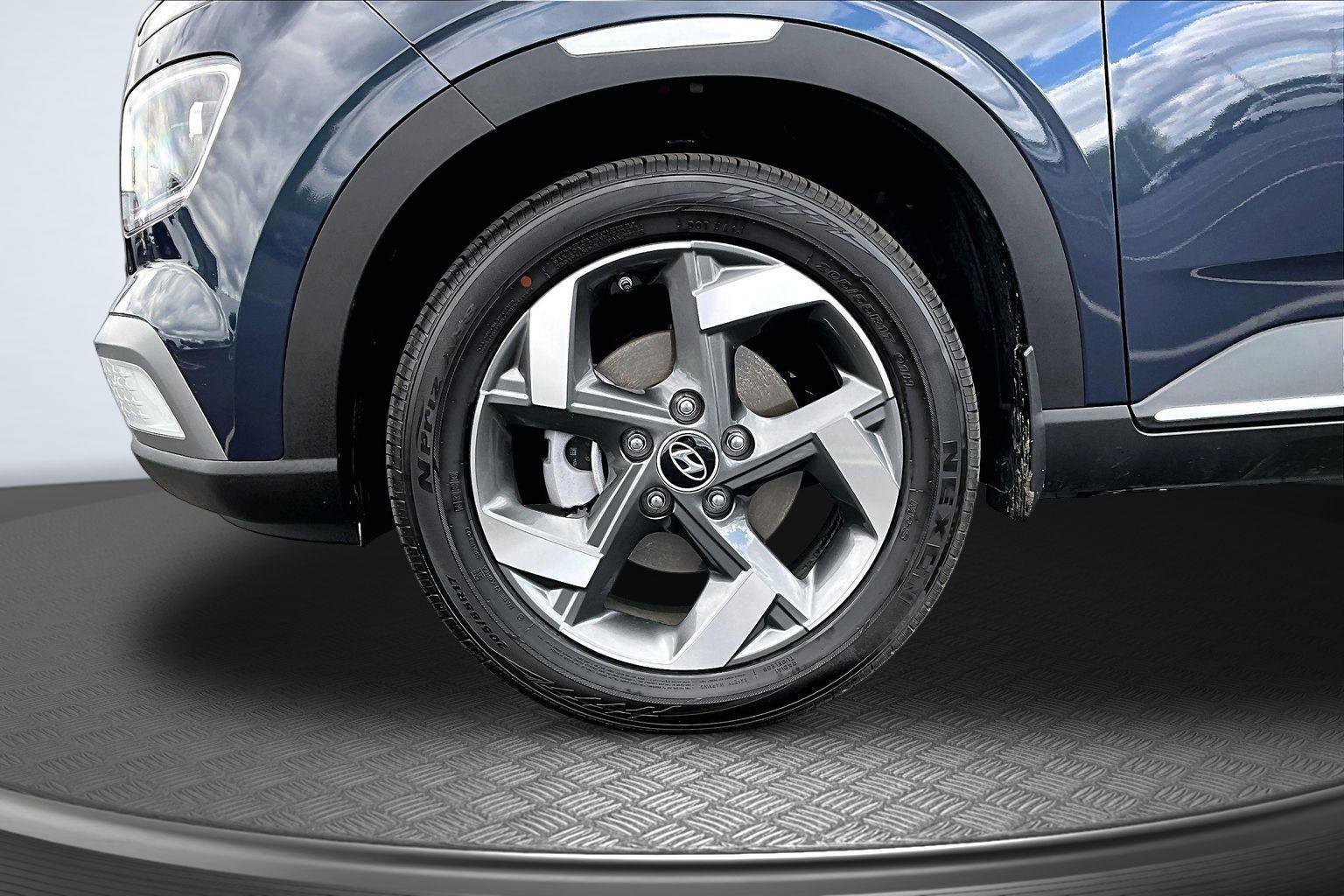 Used 2024 Hyundai Venue Limited FWD image 9