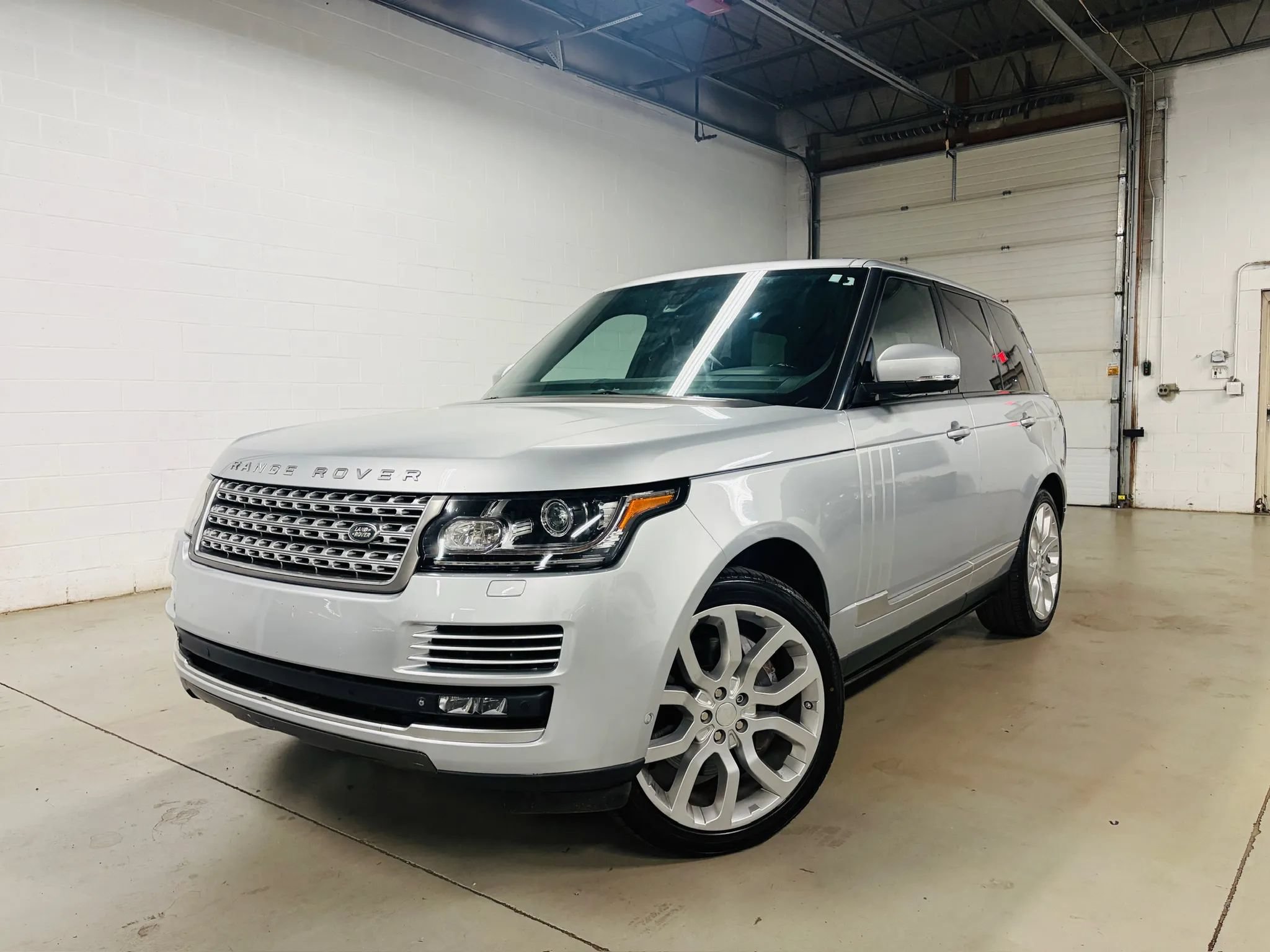 Used 2015 Land Rover Range Rover Supercharged AWD/4WD image 1