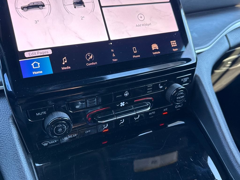 Used 2024 Jeep Grand Cherokee Limited w/ Black Appearance Package image 23