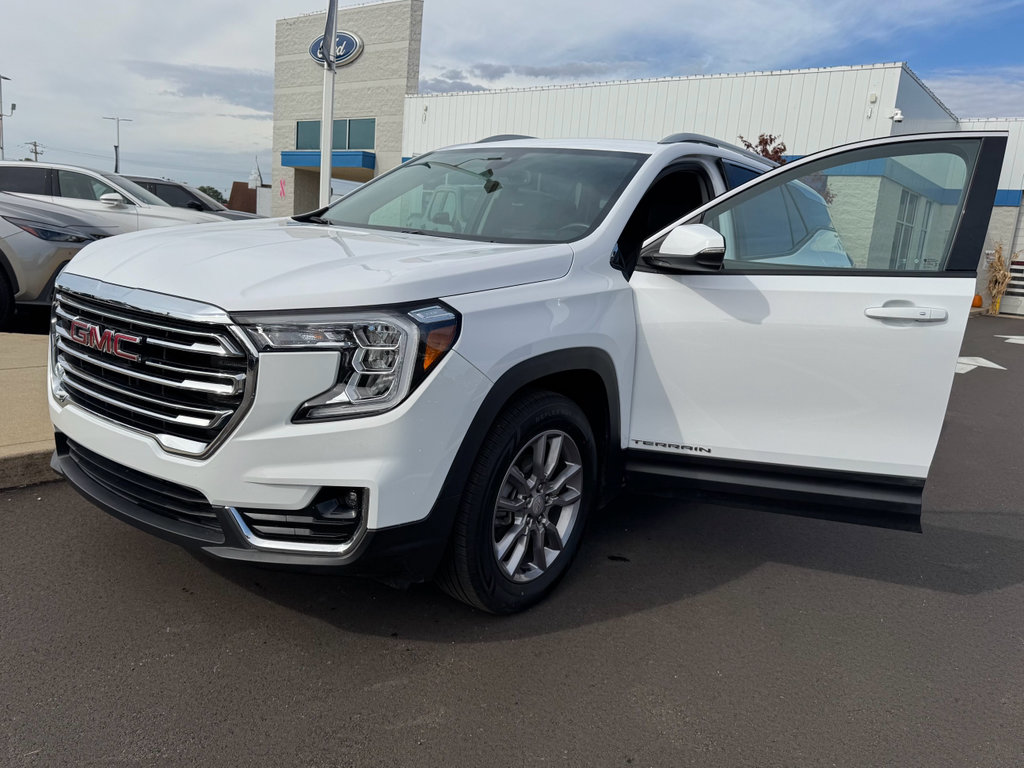 Used 2023 GMC Terrain SLT image 31