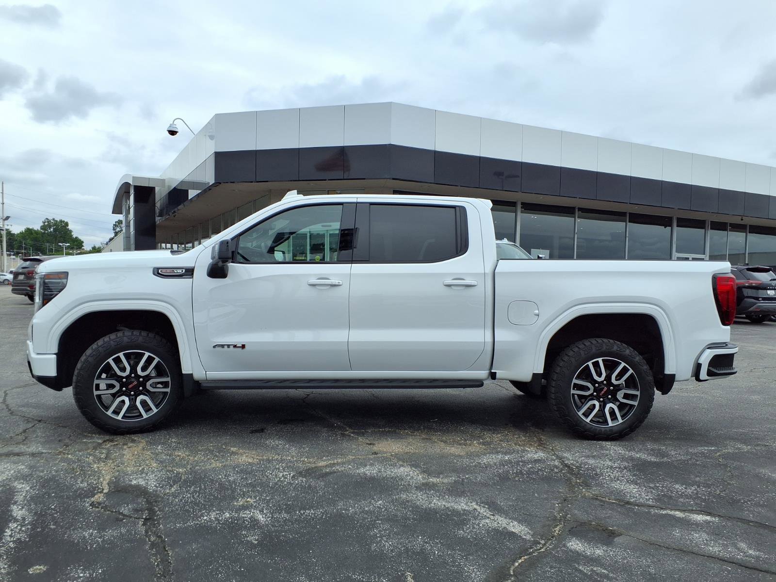 Used 2024 GMC Sierra 1500 AT4 w/ Technology Package AWD/4WD image 41