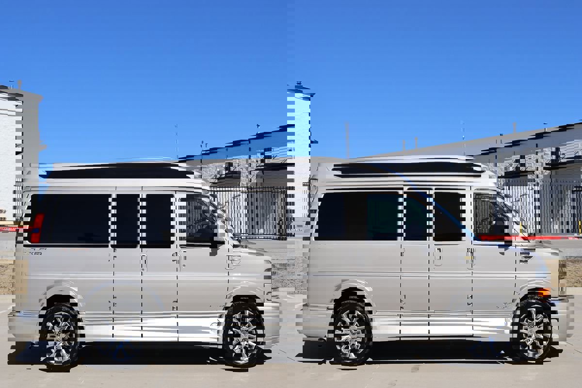 Used 2020 GMC Savana 2500 Extended w/ Enhanced Convenience Package image 6