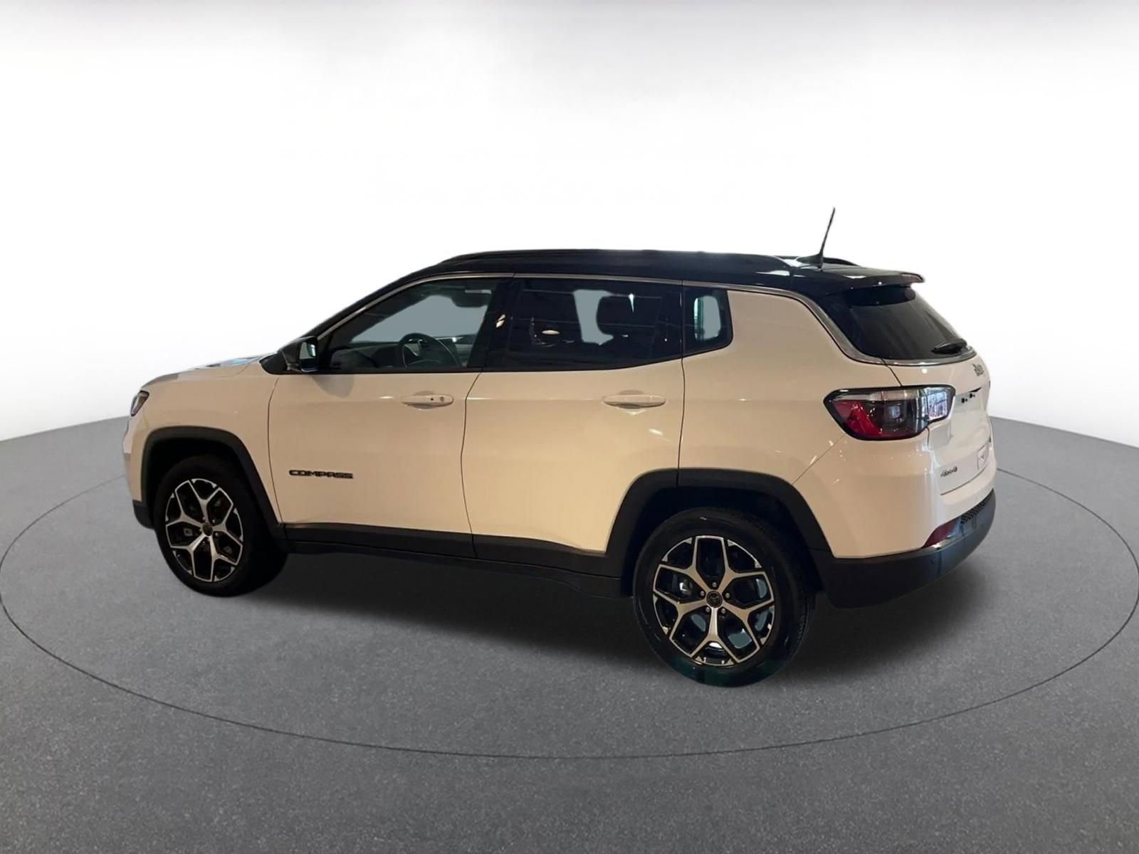 Used 2025 Jeep Compass Limited image 10