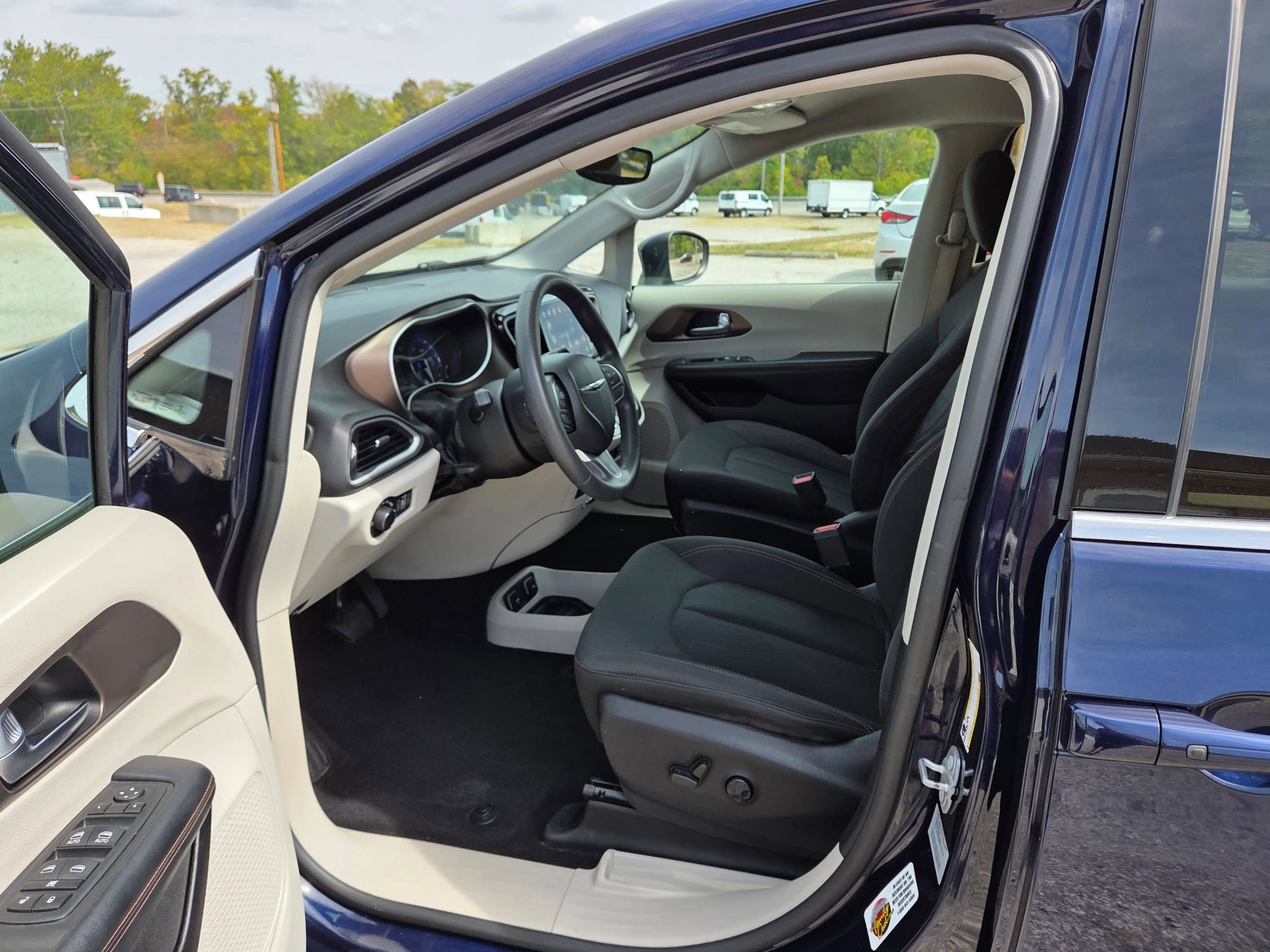 Used 2017 Chrysler Pacifica Touring image 11