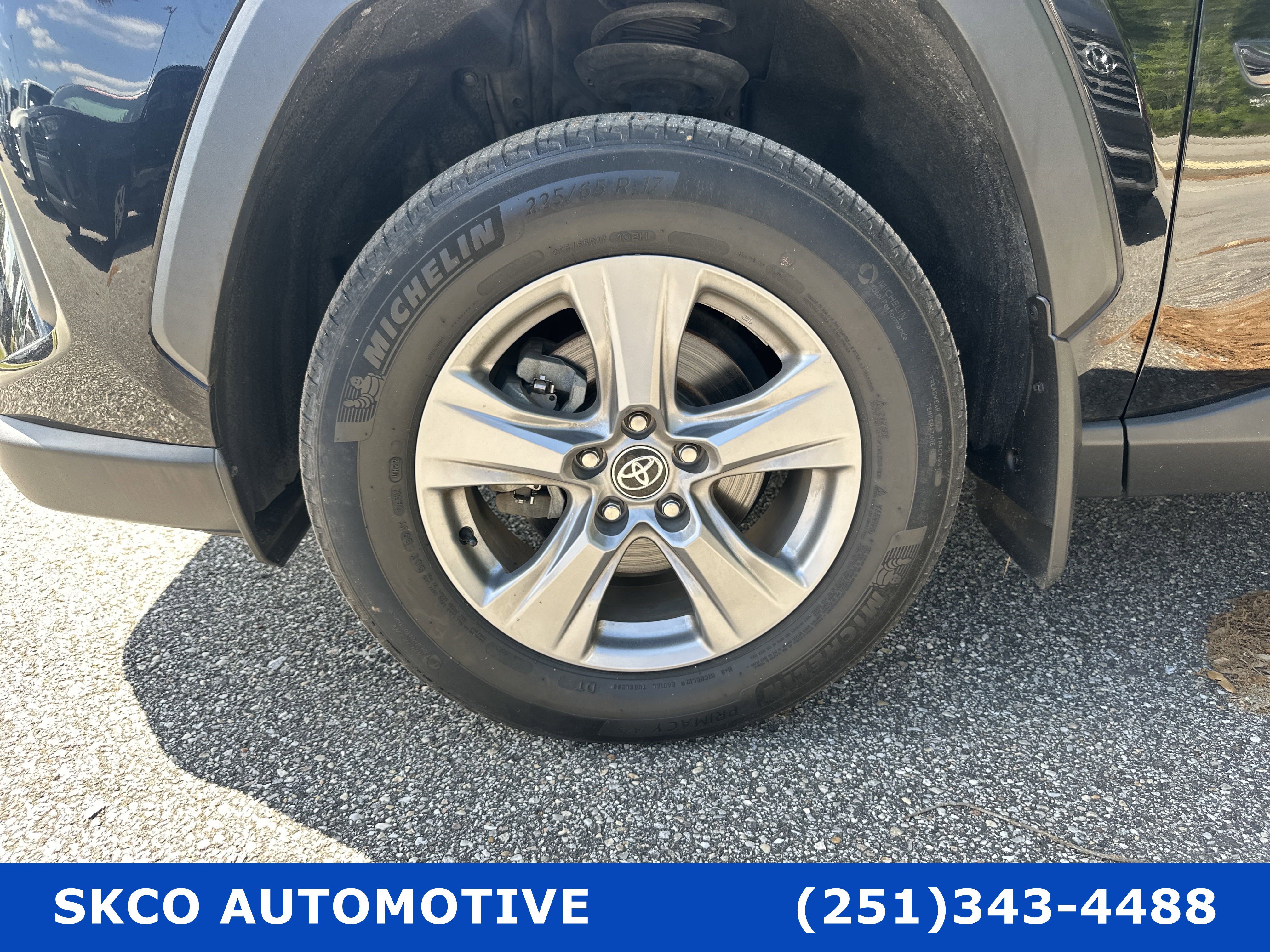 Used 2022 Toyota RAV4 XLE w/ Convenience Package FWD image 9