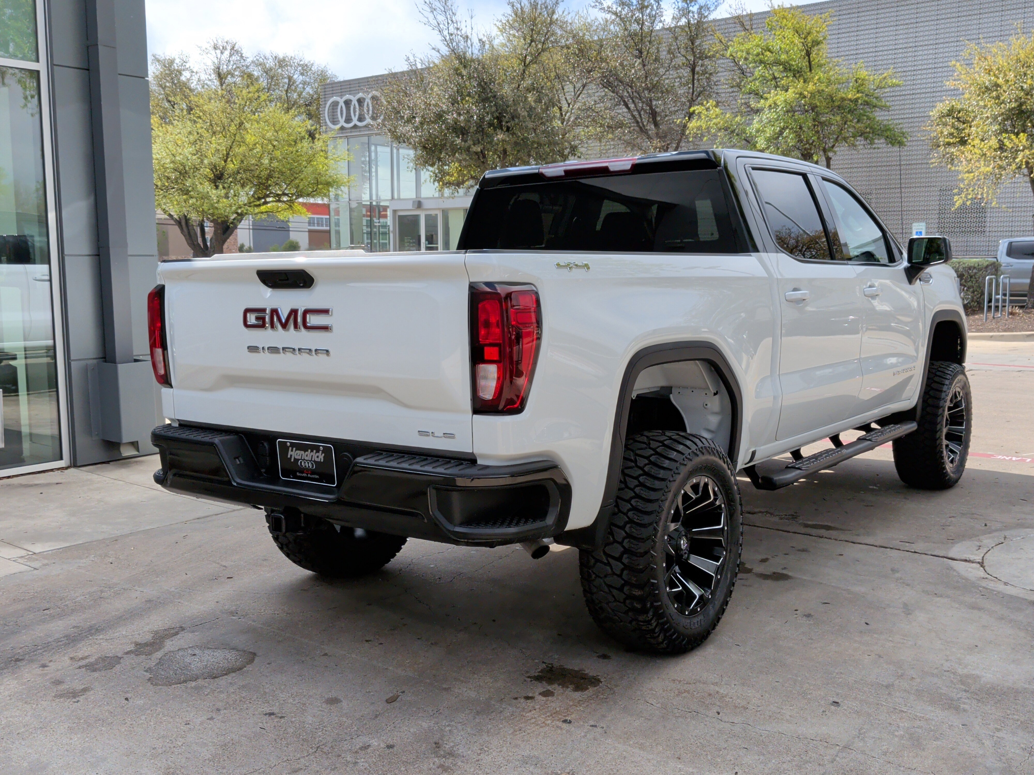 Used 2025 GMC Sierra 1500 SLE image 10