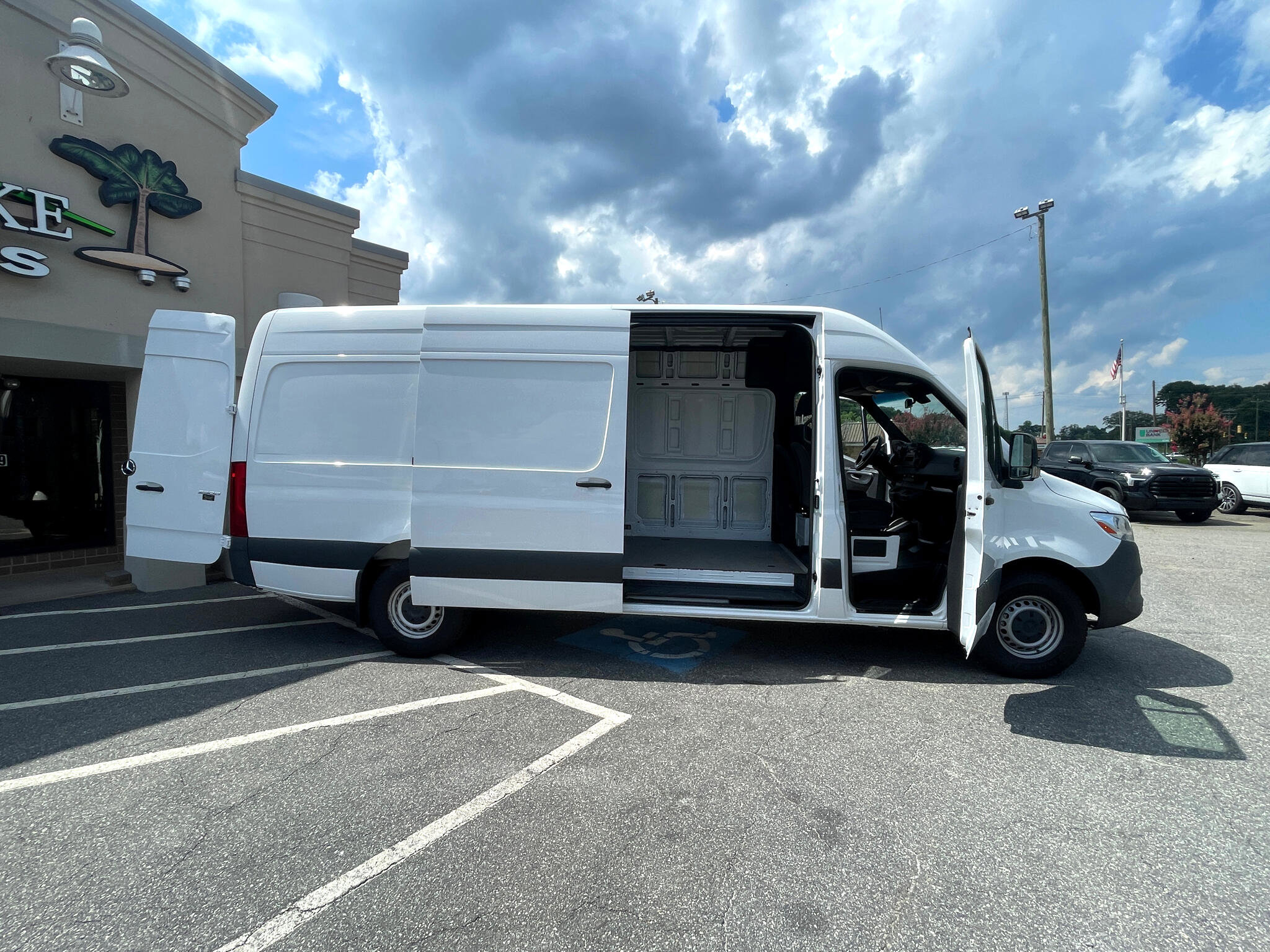 Used 2023 Mercedes-Benz Sprinter 2500 image 10
