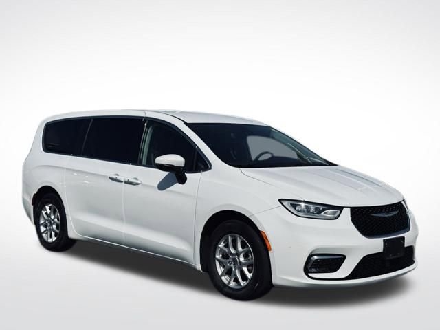 Used 2024 Chrysler Pacifica Touring-L FWD image 4