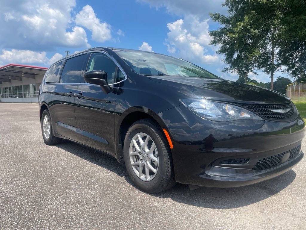 Used 2023 Chrysler Voyager LX FWD image 9