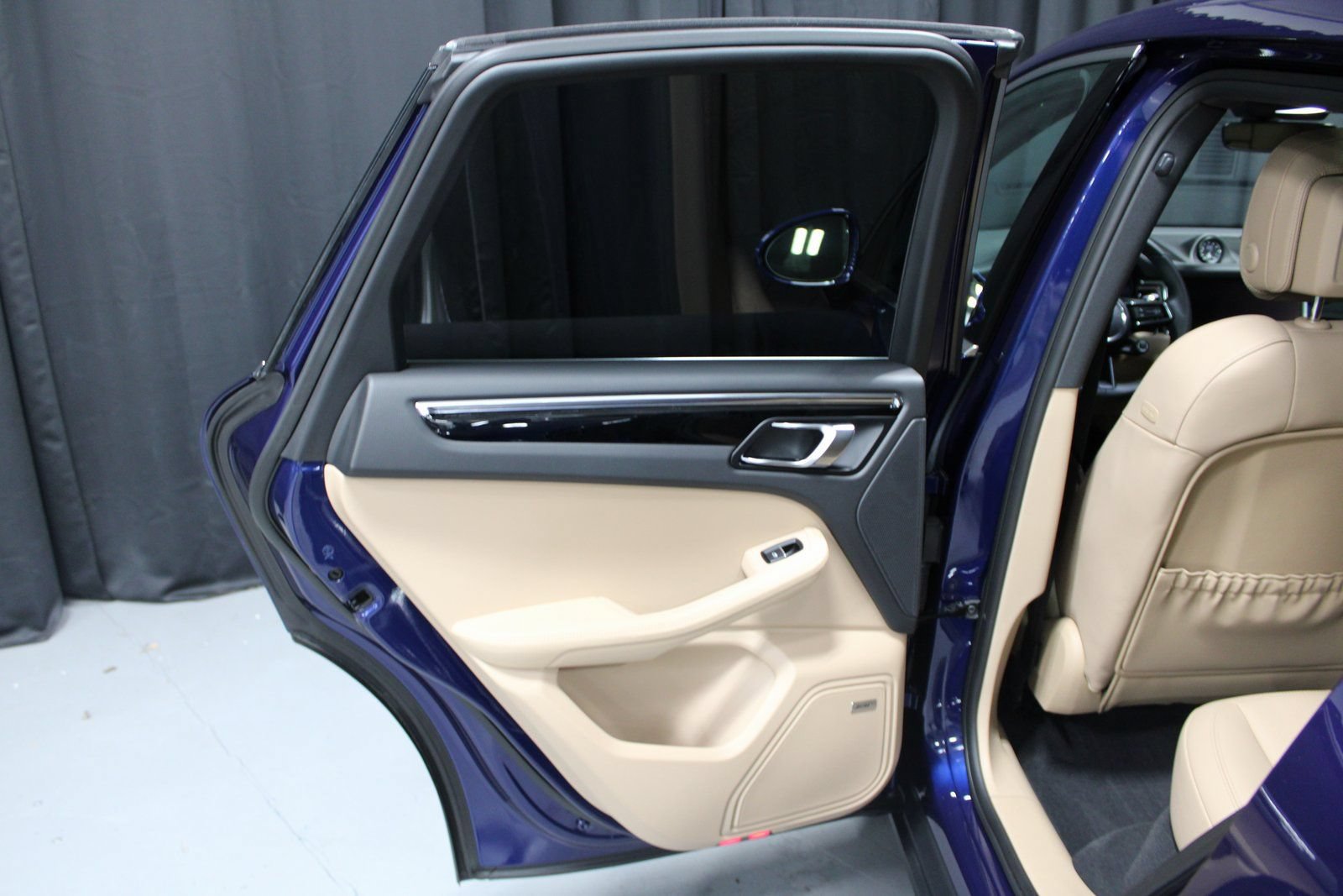 Certified 2025 Porsche Macan AWD/4WD image 18