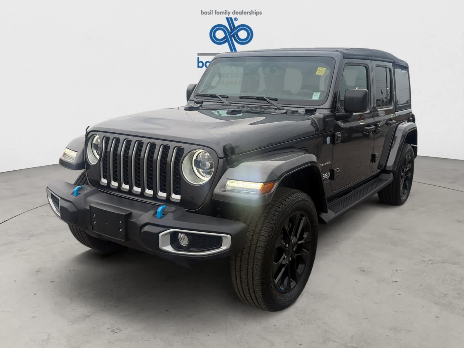 Used 2023 Jeep Wrangler Unlimited Sahara w/ Cold Weather Group AWD/4WD image 2