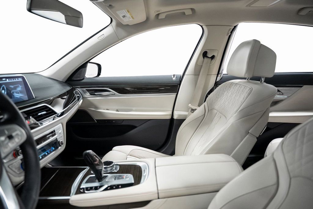 Used 2020 BMW 740i w/ Premium Package image 59
