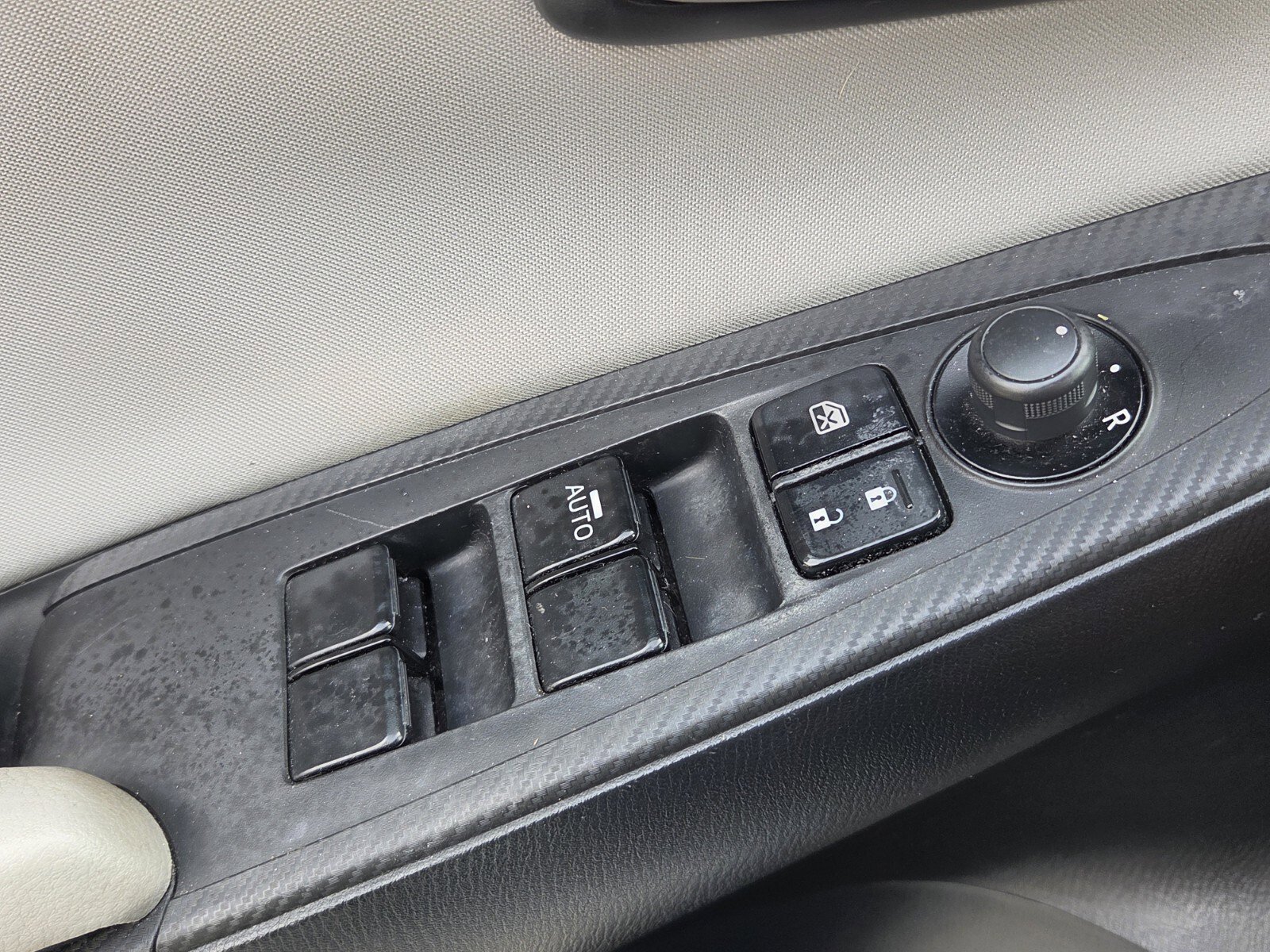 Used 2019 Toyota Yaris L image 11