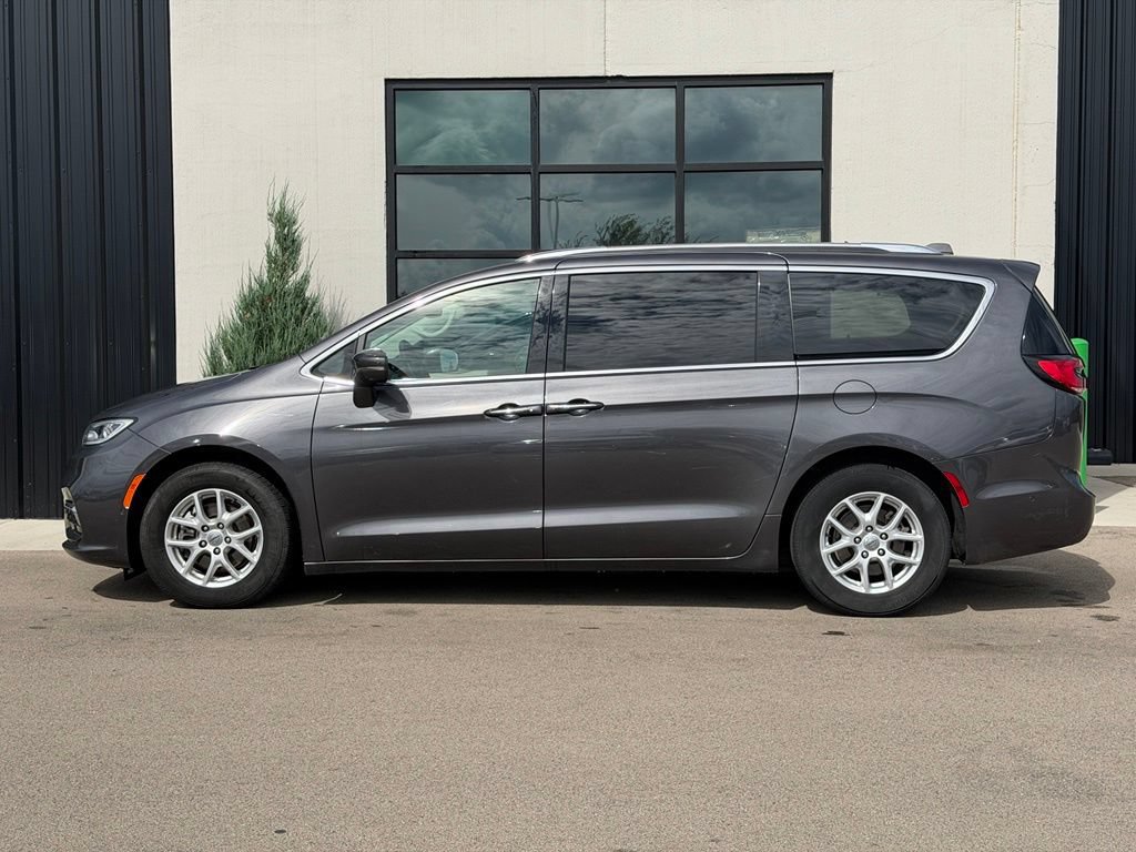 Used 2021 Chrysler Pacifica Touring-L w/ Uconnect Theater Family Group FWD image 2