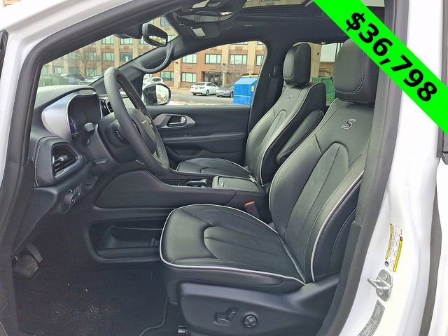 Used 2025 Chrysler Pacifica Premium image 15