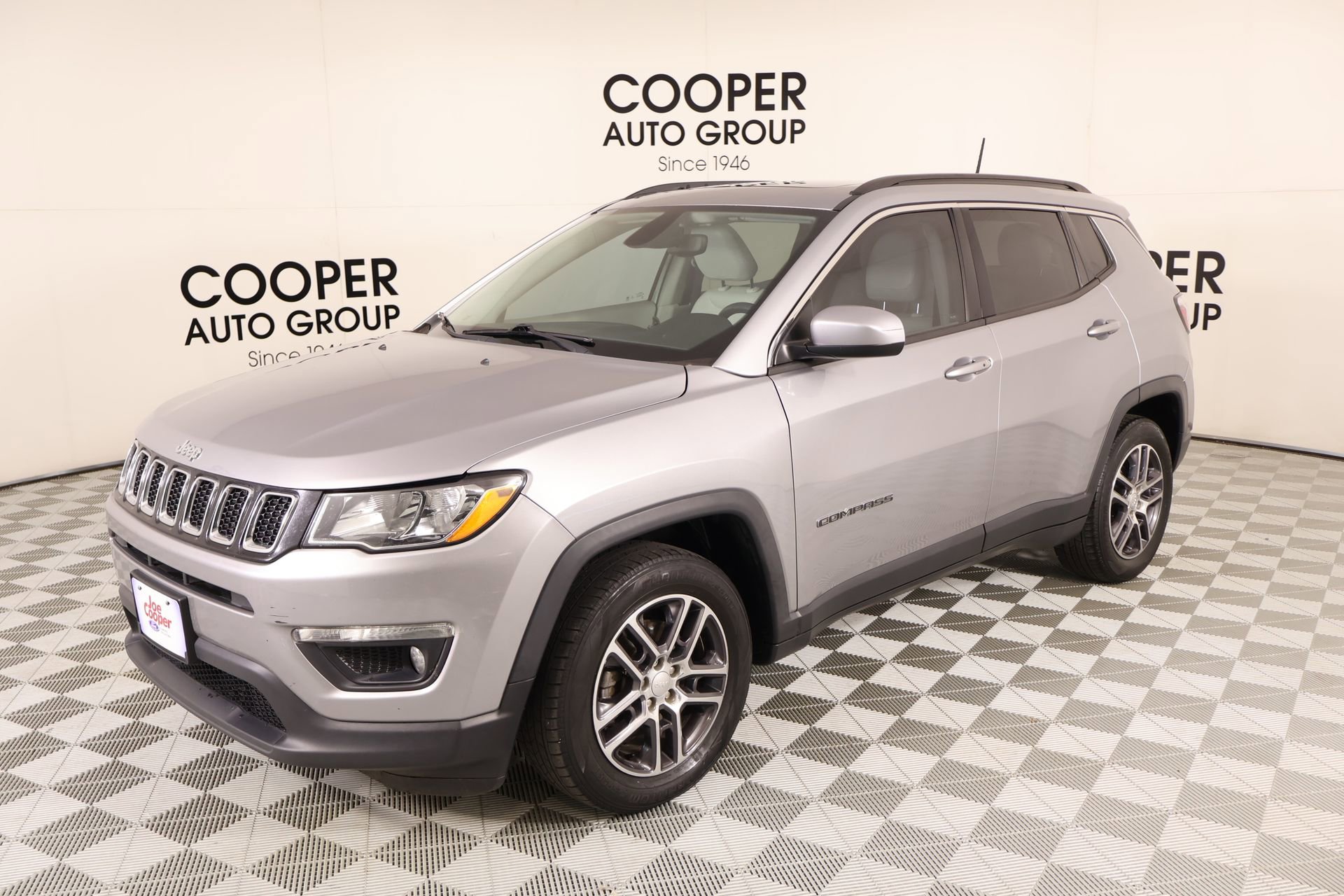 Used 2018 Jeep Compass Latitude FWD image 9