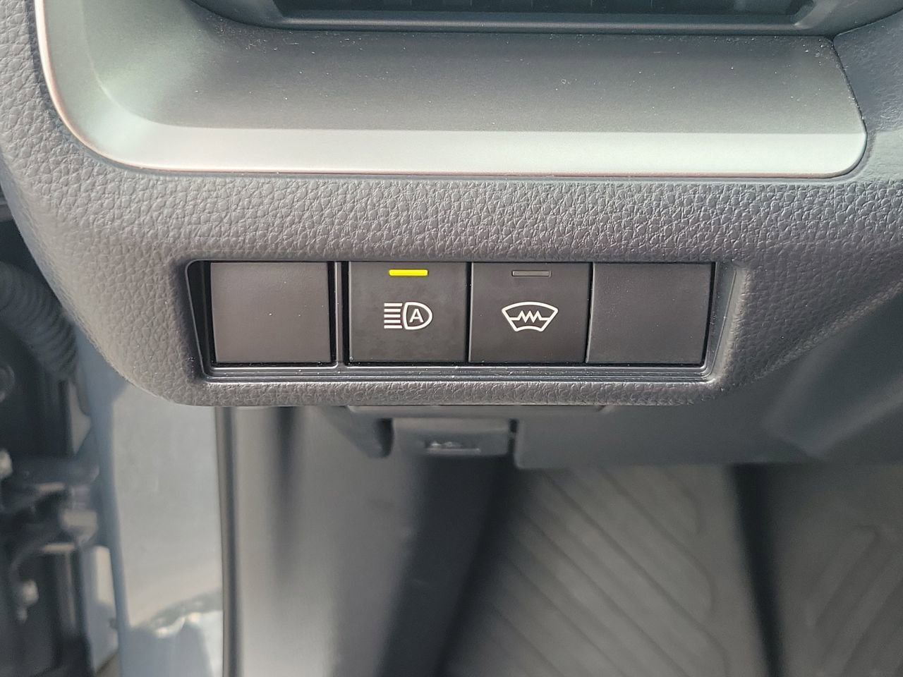 Used 2024 Toyota Prius LE FWD image 31